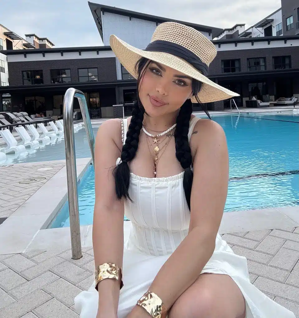 ارتباط روژان با سیسی بت